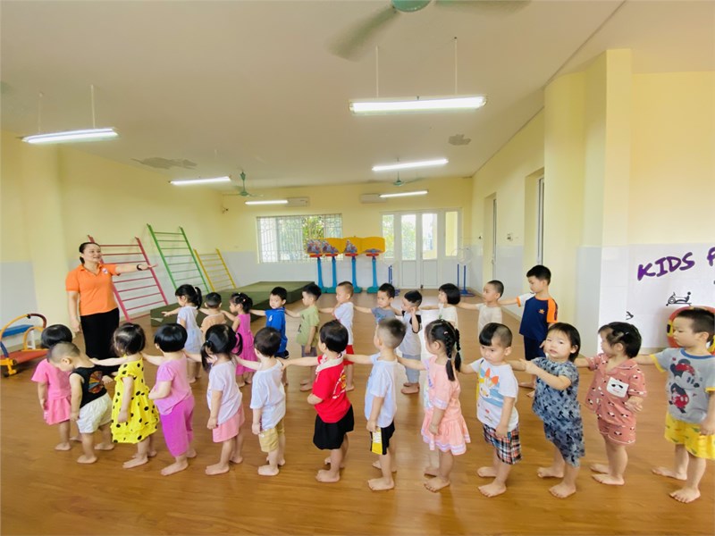 Các bé lớp MGB C2 tham gia vận động trên phòng thể chất trường mầm non Việt Hưng