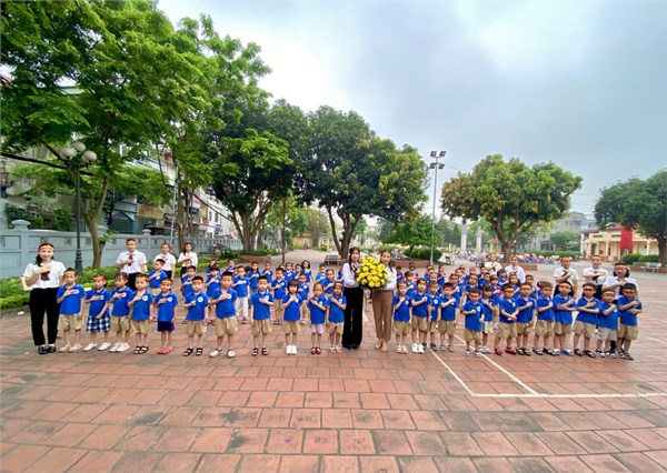 Lễ viếng tượng đài Bác Hồ nhân kỷ niệm 134 năm ngày sinh Chủ tịch Hồ Chí Minh ( 19/5/1890 - 19/5/2024 ) của cô và trò trường mầm non Việt Hưng.