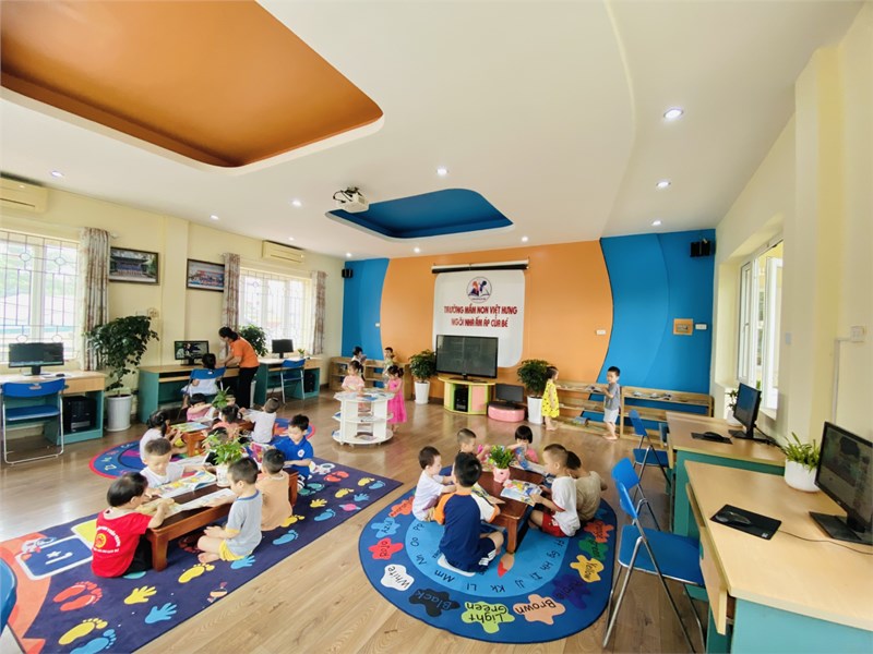 Các bé lớp MGB C2 trải nghiệm tại thư viện trường mầm non Việt Hưng