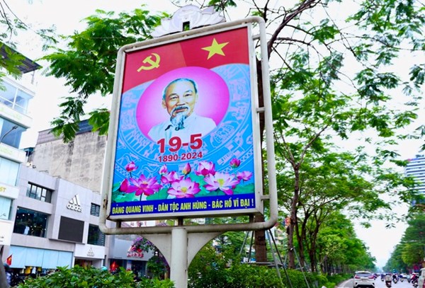 Phố phường Hà Nội rực rỡ cờ hoa kỷ niệm 134 năm Ngày sinh Chủ tịch Hồ Chí Minh