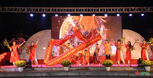 Liên hoan ca múa nhạc Âm vang sông Hồng - Hà Nội niềm tin và hy vọng quận Long Biên năm 2024