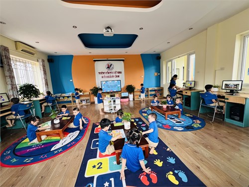 Các bé lớp MGN B3 với hoạt động trong phòng   Thư viện xanh- Thư viện số  của nhà trường.
