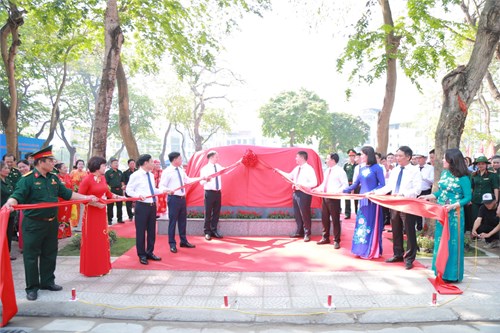 Quận Long Biên khánh thành, gắn biển công trình cải tạo, chỉnh trang vườn hoa Ngọc Lâm, chào mừng kỷ niệm 20 năm thành lập Quận.