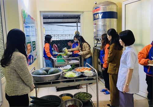 Công tác giao nhận thực phẩm tại Trường mầm non Việt Hưng!