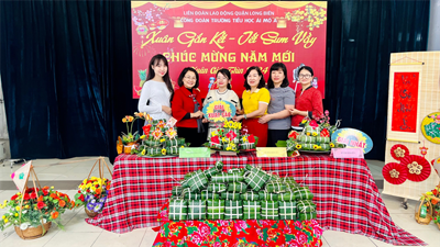 Tưng bừng Hội thi đua gói bánh chưng của những thầy giáo viên ngôi trường Tiểu học tập Ái Mộ A