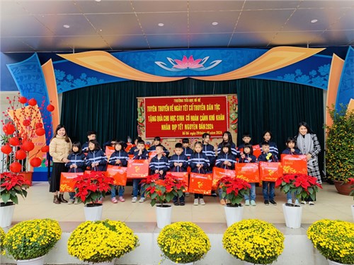 Trường Tiểu học Bồ Đề trao quà Tết nhân dịp Xuân Giáp Thìn 2024 cho học sinh
