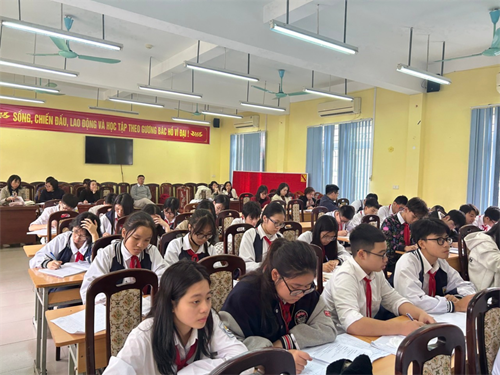Trường THCS Ái Mộ thực hiện chuyên đề liên trường “Trả bài kiểm tra học kì I”.