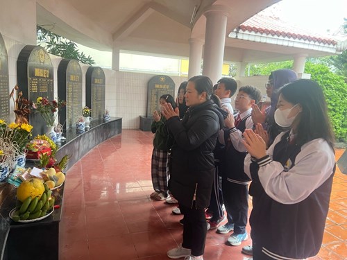 Chi đội 6A2 chăm sóc đài tưởng niệm, dâng hương tưởng nhớ các anh hùng liệt sỹ phường Ngọc Lâm
