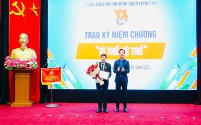 Tự hào thầy giáo Nguyễn Anh Tuấn đón nhận Kỉ niệm chương “Vì thế hệ trẻ” năm 2023