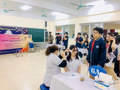 Tổ chức khám sức khỏe định kì cho học sinh trường THCS Chất lượng cao Chu Văn An.