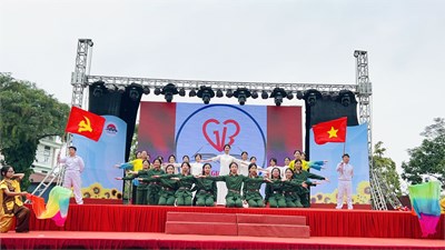 chào mừng Ngày hội văn hoá thể thao, liên hoan ca múa nhạc của phường Giang Biên, phần thi Dân vũ