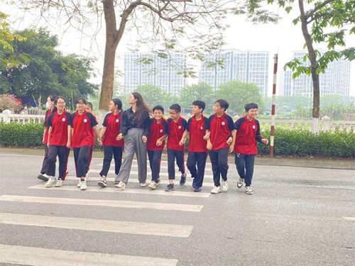 Hướng dẫn học sinh sang đường an toàn đến các điểm xe Bus
