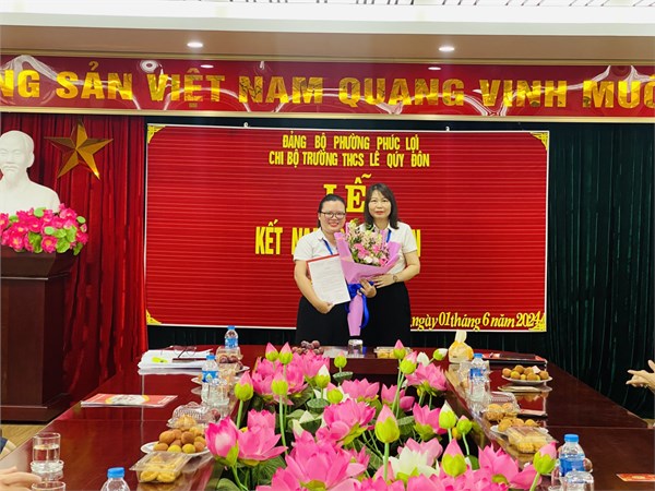 Chi bộ trường THCS Lê Quý Đôn tổ chức lễ kết nạp đảng viên mới