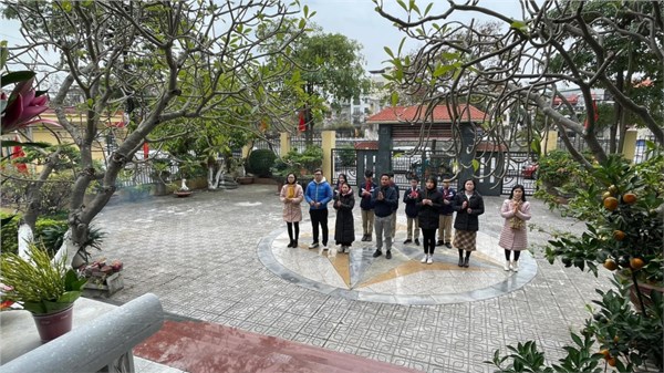 Trường THCS Ngọc Lâm và trường Tiểu học Bồ Đề tổ chức hoạt động dọn dẹp khuôn viên Nghĩa trang liệt sĩ phường Bồ Đề trong không khí chào Xuân Giáp Thìn 2024