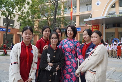 GD&TĐ: Giáo viên, học sinh Hà Nội chia sẻ niềm vui trong ngày đầu trở lại trường