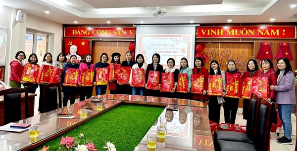 Công đoàn trường THCS Ngọc Lâm gặp mặt tặng quà cán bộ, giáo viên, nhân viên và tặng quà tứ thân phụ mẫu Thượng thọ