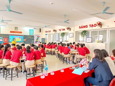 Cô giáo Trần Phương Thảo – Giáo viên tổ KHXH – đã hoàn thành xuất sắc tiết dự thi Giáo viên giỏi cấp Quận môn GDCD lớp 8 “Bài 8: Lập kế hoạch chi tiêu”