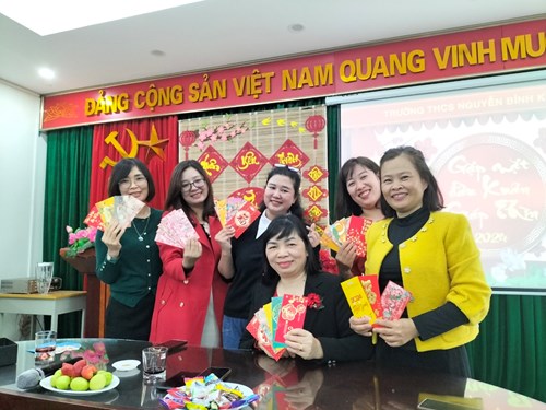 Trường THCS Nguyễn Bỉnh Khiêm tổ chức gặp mặt - Mừng tuổi đầu xuân Tết Nguyên Đán Giáp Thìn 2024