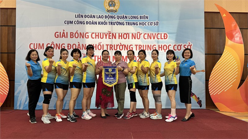Trường THCS Nguyễn Bỉnh Khiêm tích cực tham gia thi bóng chuyền hơi nữ CNVCLĐ cụm Công đoàn khối trường THCS lần thứ nhất năm 2024