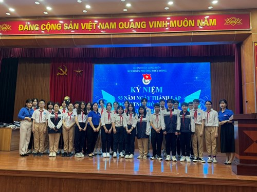 Chi Đoàn Trường THCS Nguyễn Bỉnh Khiêm tổ chức lễ kết nạp Đoàn viên mới