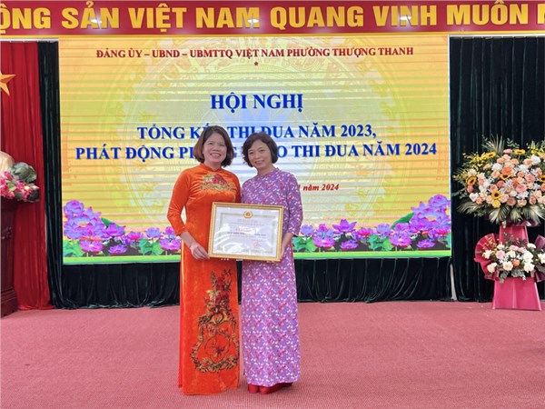 Chi bộ trường THCS Thượng Thanh nhận giấy khen của  Đảng uỷ và UBND phường Thượng Thanh