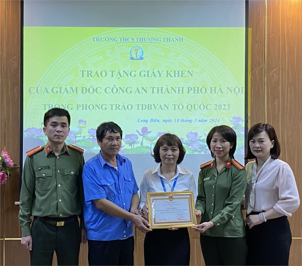 Trao tặng giấy khen của Giám đốc Công an Thành phố Hà Nội trong phong trào toàn dân bảo vệ an ninh Tổ quốc 2023