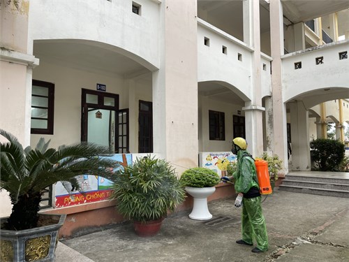 Trường THCS Việt Hưng phun thuốc muỗi phòng chống dịch