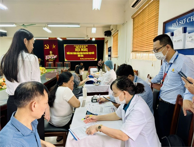 Trường THCS Việt Hưng tổ chức khám sức khỏe định kỳ cho cán bộ, giáo viên, nhân viên năm 2024