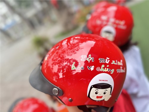 Công ty Honda Việt Nam trao tặng mũ bảo hiểm với chủ đề “Giữ trọn ước mơ”
cho học sinh khối 1 năm học 2023 - 2024 của Trường Tiểu học Cự Khối