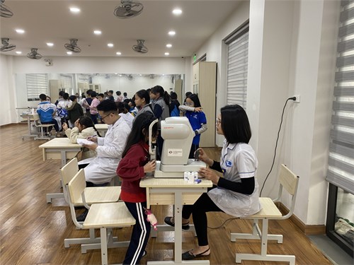 Trường Tiểu học Đô thị Sài Đồng tổ chức chương trình khám mắt cho học sinh