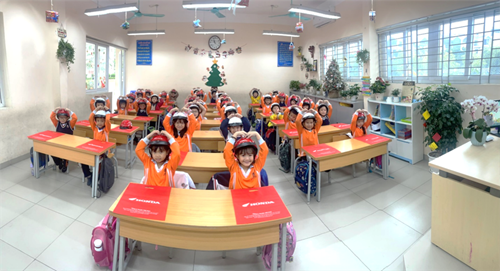 Trường Tiểu học Đô Thị Việt Hưng tổ chức chương trình trao tặng mũ bảo hiểm cho học sinh lớp 1 năm học 2023-2024