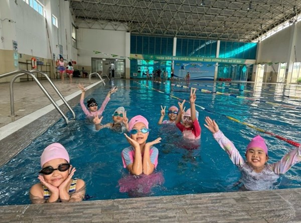 Tổ chức cho học sinh tham gia học bơi để phòng chống tai nạn đuối nước
