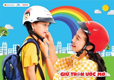 Chương trình trao tặng mũ bảo hiểm cho học sinh lớp 1 Trường Tiểu học Giang Biên
