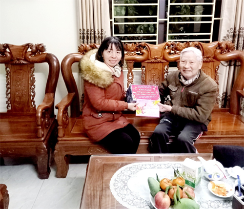 Trường Tiểu học Giang Biên tổ chức thăm hỏi giáo viên đã nghỉ hưu nhân dịp Tết Nguyên Đán Giáp Thìn