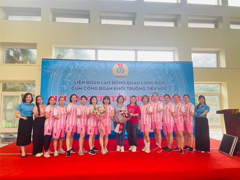 Trường Tiểu học Giang Biên tham gia Giải bóng chuyền hơi nữ Cụm Công đoàn khối trường Tiểu học quận Long Biên năm 2024