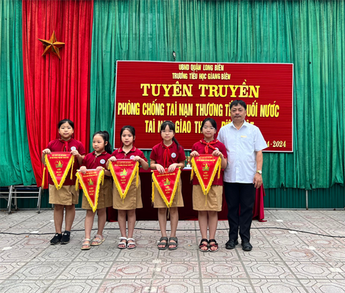 Trường Tiểu học Giang Biên tổ chức tuyên truyền phòng chống tai nạn thương tích sơ cứu đuối nước cho học sinh