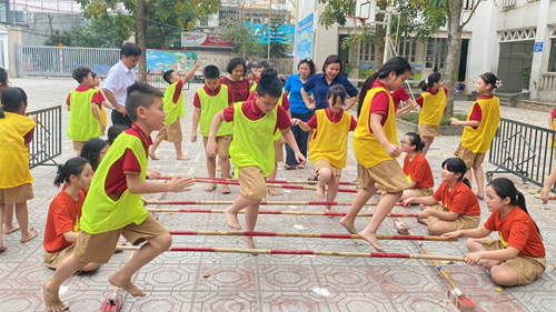 Cùng đến với trò chơi nhảy sạp với các bạn nhỏ trường Tiểu học Giang Biên.