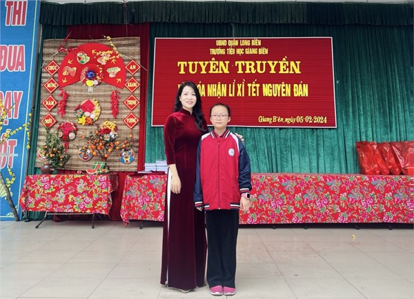 Cô bé Nguyễn Hà Vy lớp 4A2 có trái tim thân thiện.