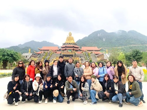 Hành trình đi lễ, vãn cảnh, du xuân đầu năm của tập thể CB-GV-NV trường Tiểu học Giang Biên