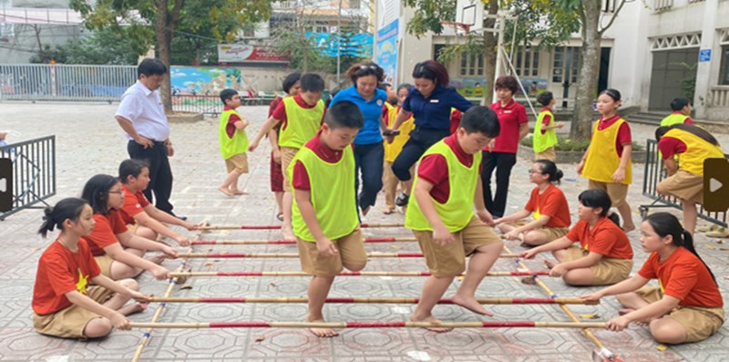 Nhảy sạp- nét độc đáo của văn hóa các dân tộc được tái hiện ở trường Tiểu học Giang Biên