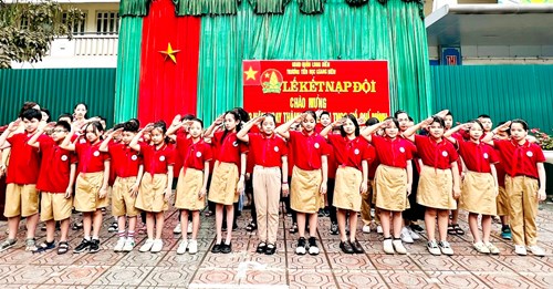 Buổi kết nạp đội viên đáng nhớ của các bạn học sinh trường Tiểu học Giang Biên
