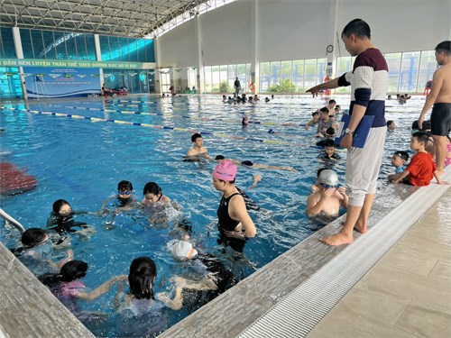 Trường Tiểu học Giang Biên tổ chức cho học sinh tham gia 
khóa học bơi để phòng tránh tai nạn đuối nước