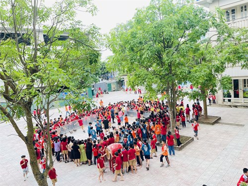 Trường Tiểu học Giang Biên tổ chức cho các em học sinh tham gia chơi các trò chơi dân gian vui vẻ bổ ích