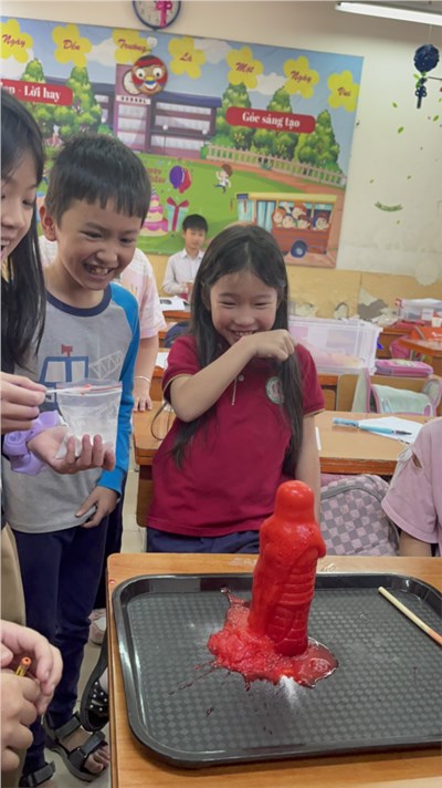 Hoạt động “Núi lửa phun trào” – trải nghiệm khoa học thú vị tại Lớp 3A2- Trường Tiểu học Giang Biên
