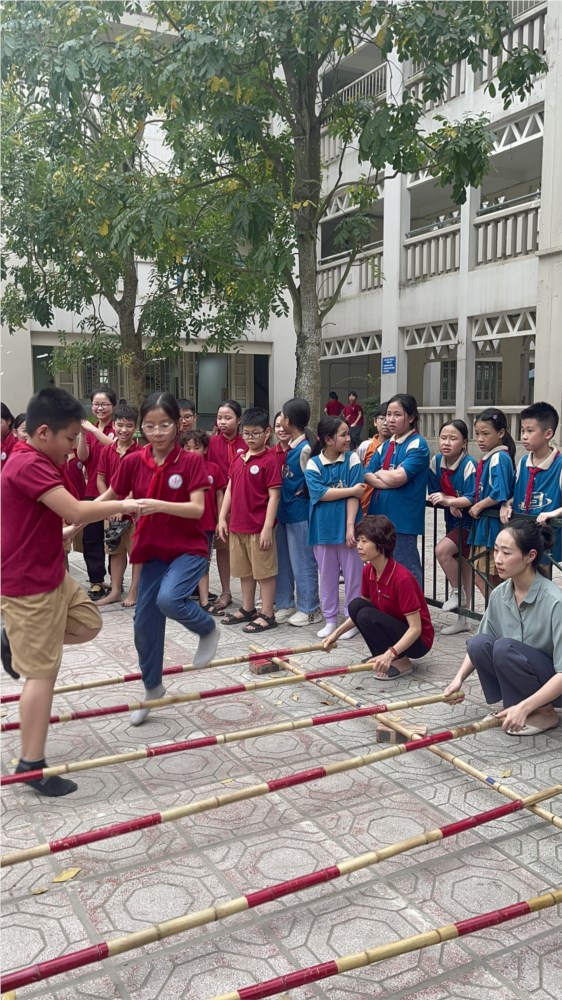 Các con học sinh khối 5 trường Tiểu học Giang Biên hào hứng tham gia trò chơi  Nhảy sạp  vào chiều thứ 6 ngày 5/4/2024