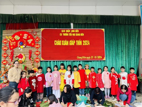 Hoạt động trải nghiệm gói bánh chưng của học sinh lớp 3A3 Trường TH Giang Biên