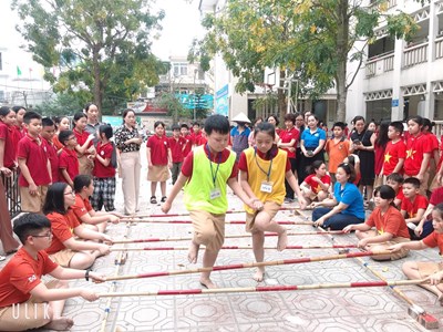 Nhảy sạp – trò chơi dân gian thú vị và đầy hấp dẫn với các bạn nhỏ Trường Tiểu học Giang Biên