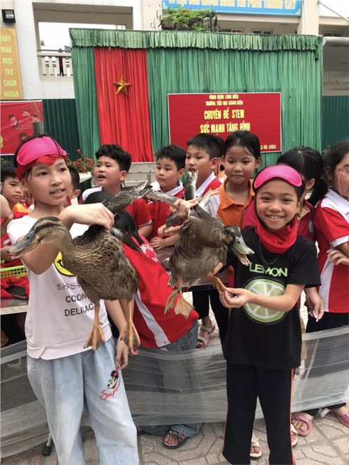 Học sinh lớp 3A3 Trường Tiểu học Giang Biên được trải nghiệm trò chơi 
dân gian Bịt mắt bắt vịt .