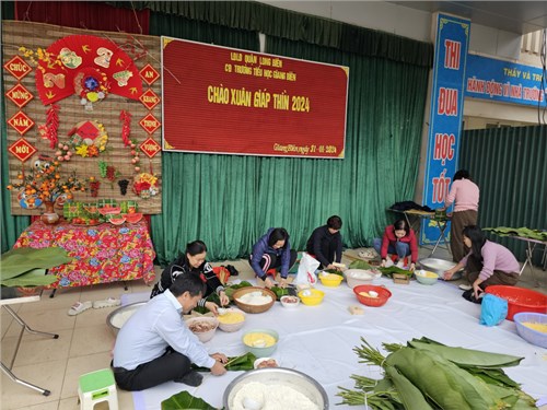 Trường Tiểu học Giang Biên tổ chức gói bánh chưng ngày Tết