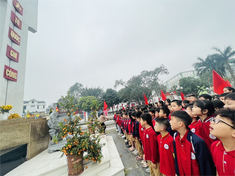 Các bạn học sinh kết nạp vào Đội lần 2 được đi thắp hương tại Đài tưởng niệm liệt sĩ của phường Giang Biên